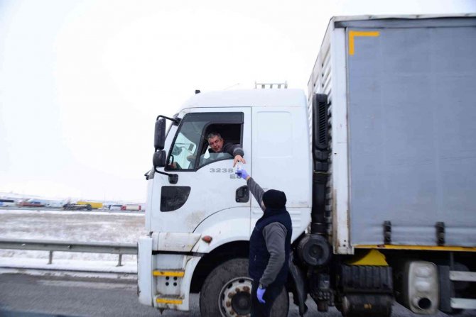 Kahramankazan Belediyesi’nden yolda kalan sürücülere çorba ikramı