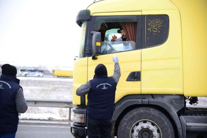 Kahramankazan Belediyesi’nden yolda kalan sürücülere çorba ikramı