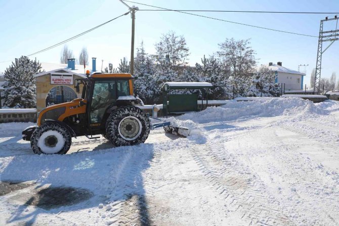 Kar bıçakları belediyeden, temizlik mahalleliden