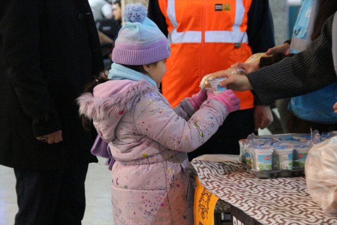Konya'da yoğun kar nedeniyle otogarda bekleyen yolculara yemek ikramı yapıldı