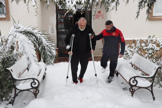 Karda mahsur kalan hastanın imdadına Yalova Belediyesi yetişti