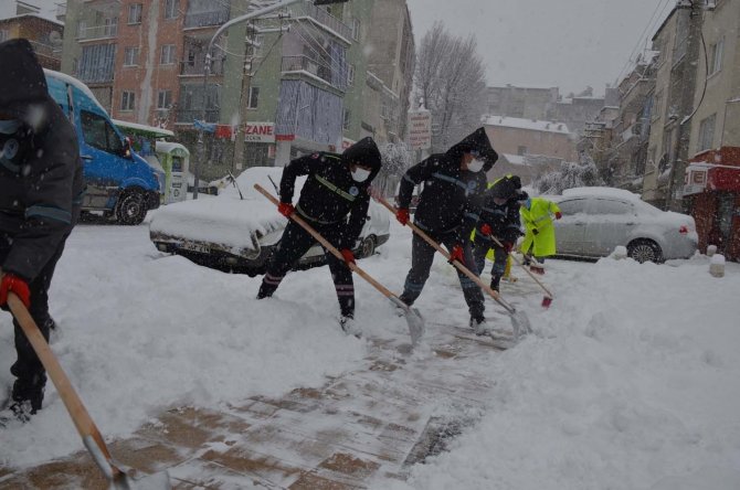 Karda mahsur kalanlar belediye ekiplerince kurtarıldı