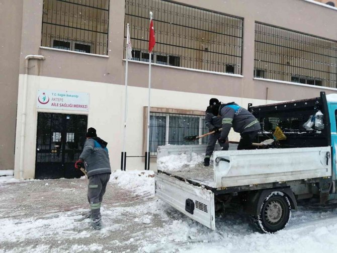 Karda mahsur kalanlar belediye ekiplerince kurtarıldı