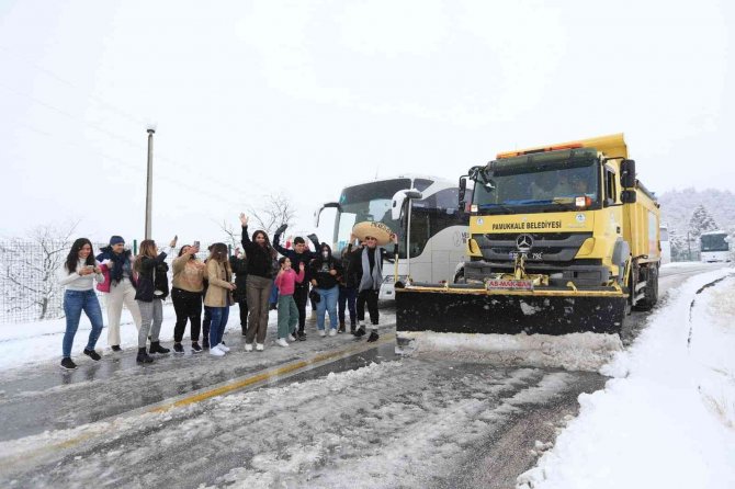 Karda mahsur kalanlar belediye ekiplerince kurtarıldı