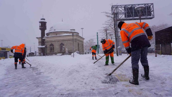 Konya Büyükşehir kar ve buzlanmaya karşı 31 ilçede görev başında