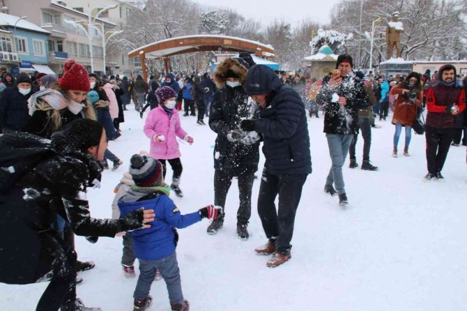 Konya’da çocuklara kartopu oynama ve kardan adam etkinliği