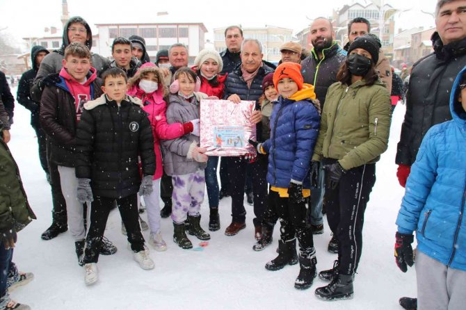 Konya’da çocuklara kartopu oynama ve kardan adam etkinliği