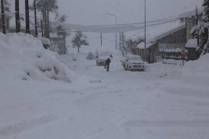 Konya’nın yüksek kesimlerinde kar kalınlığı 2 metreyi buldu