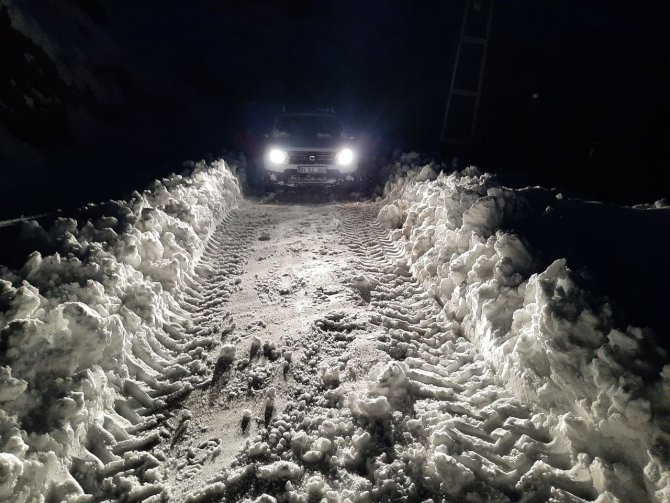 Muhtar kapanan köy yolunu traktörüyle ulaşıma açtı