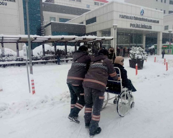 Pamukkale’de mahsur kalanlara belediye yardım etti