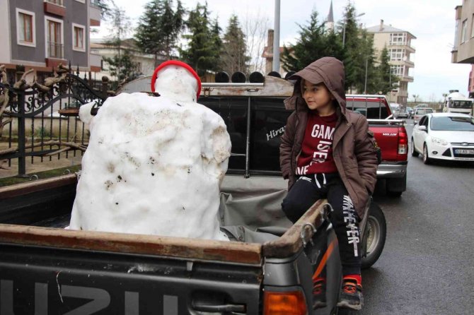 Rize’de kardan adama kamyonetin kasasında şehir turu attırdılar