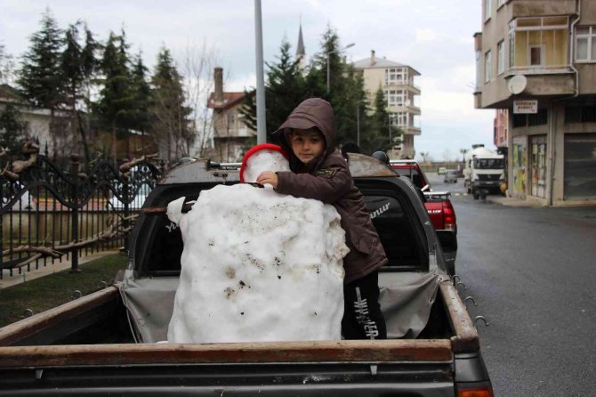 Rize’de kardan adama kamyonetin kasasında şehir turu attırdılar