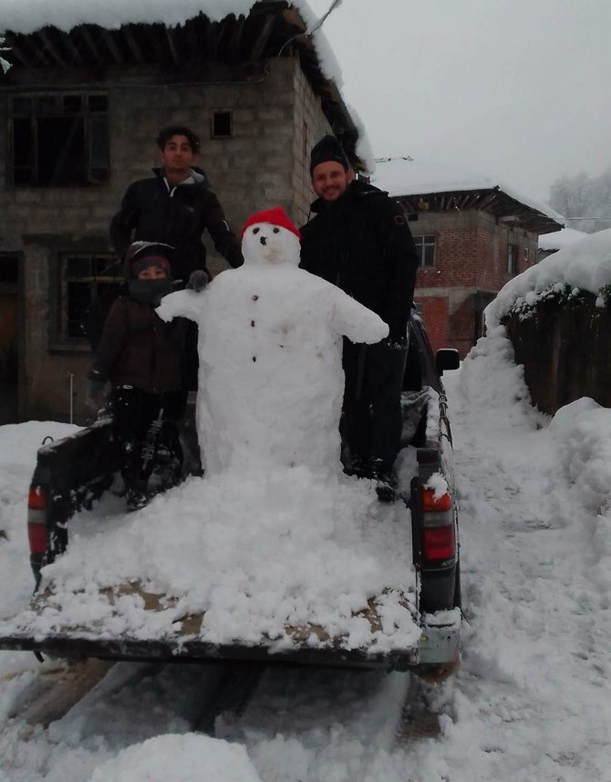 Rize’de kardan adama kamyonetin kasasında şehir turu attırdılar