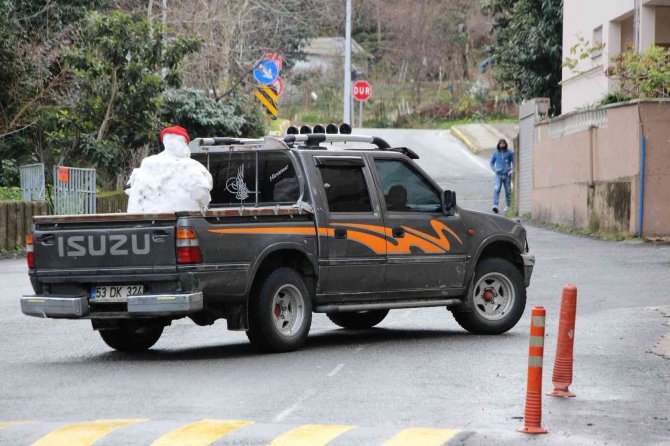 Rize’de kardan adama kamyonetin kasasında şehir turu attırdılar