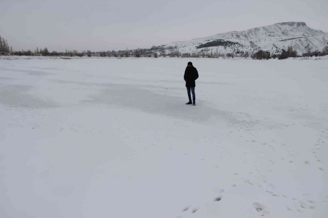 Sibirya soğukları göl ve ırmağı dondurdu