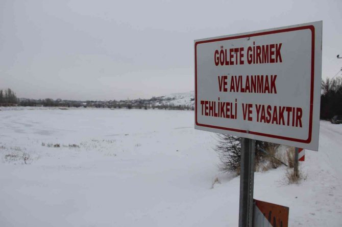 Sibirya soğukları göl ve ırmağı dondurdu