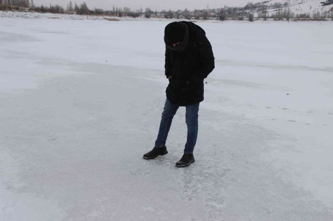 Sibirya soğukları göl ve ırmağı dondurdu