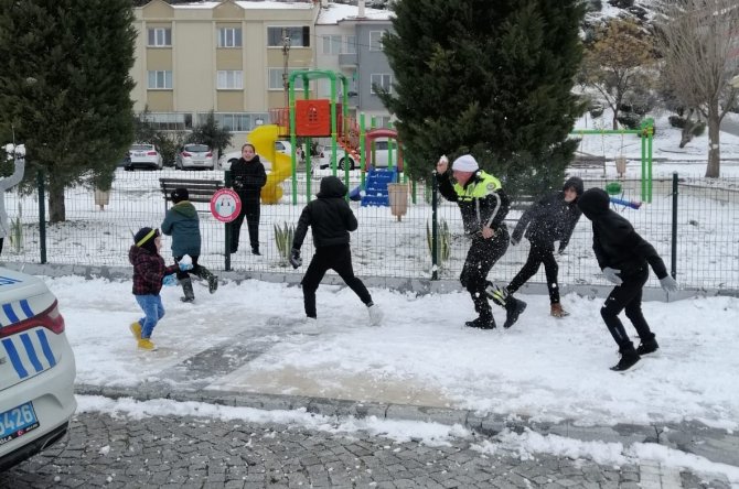 Trafik ekipleri çocuklarla kartopu oynadı