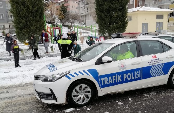 Trafik ekipleri çocuklarla kartopu oynadı