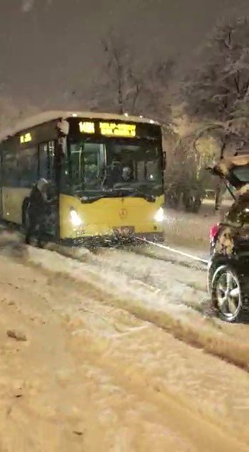 Üsküdar’da yolda kalan İETT otobüsünü otomobille bağlayıp çektiler