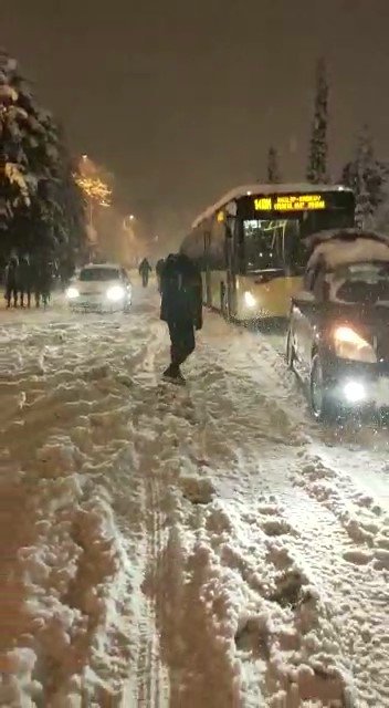 Üsküdar’da yolda kalan İETT otobüsünü otomobille bağlayıp çektiler