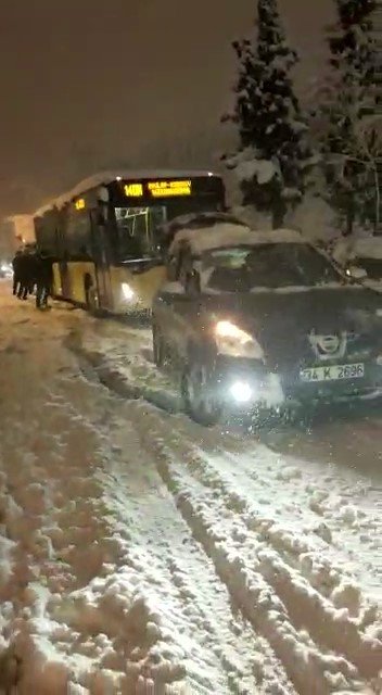 Üsküdar’da yolda kalan İETT otobüsünü otomobille bağlayıp çektiler