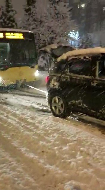 Üsküdar’da yolda kalan İETT otobüsünü otomobille bağlayıp çektiler