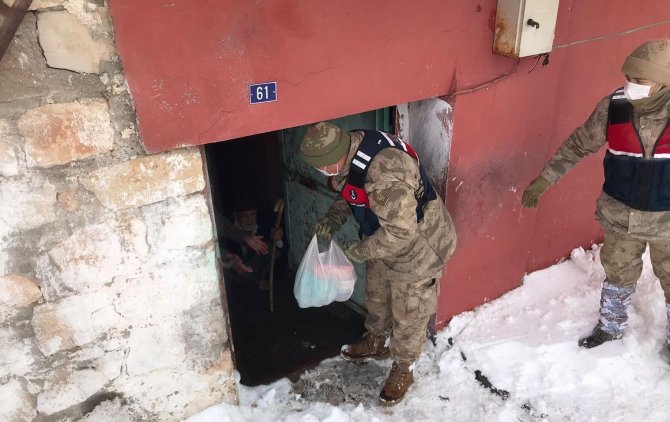 Yaşlı çiftin yardım çağrısına jandarma yetişti