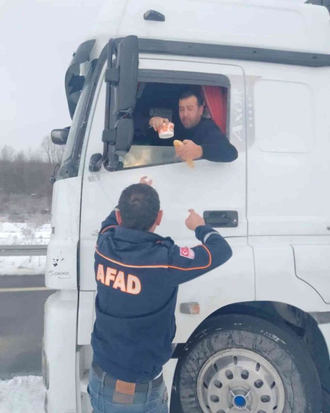 Yolarda bekleyen tırcılara AFAD’tan sıcak çorba ikramı