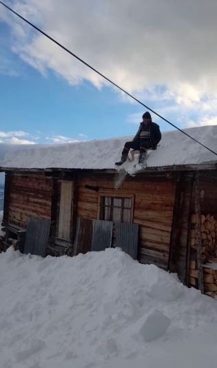 Yolda kaymaktan sıkılan dede ve torunu soluğu evin çatısında aldı