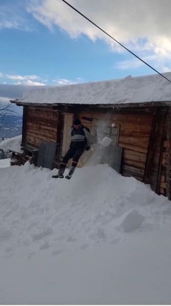 Yolda kaymaktan sıkılan dede ve torunu soluğu evin çatısında aldı