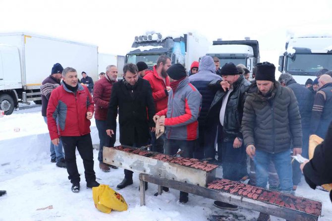 Yolda mahsur kalan tır sürücüleri için mangal kurdular