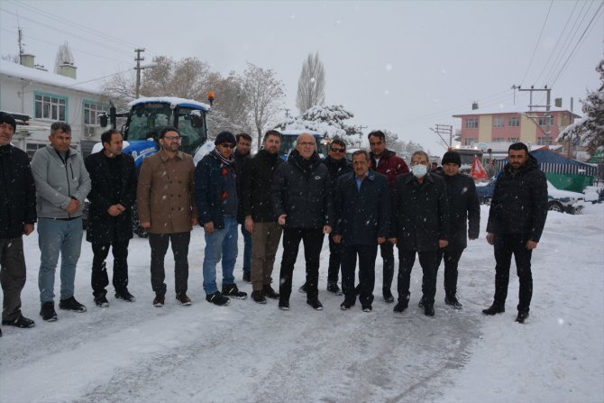 Çumralı çiftçiler belediye çalışanlarıyla kar kürüdü