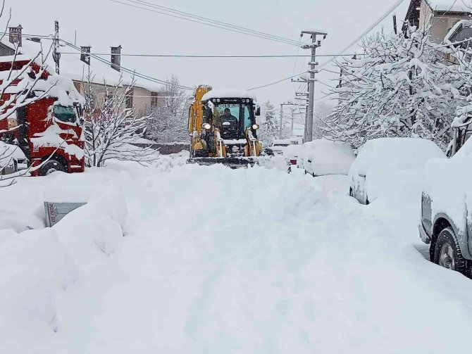 Antalya’nın Akseki ilçesinde 37 mahalle yolu kar sebebiyle kapalı