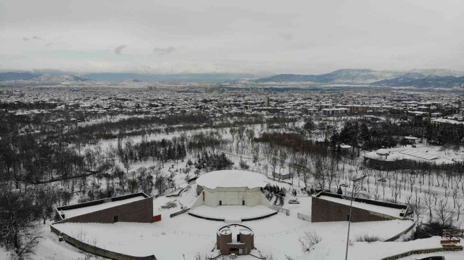 Beyaza bürünen Isparta havadan görüntülendi