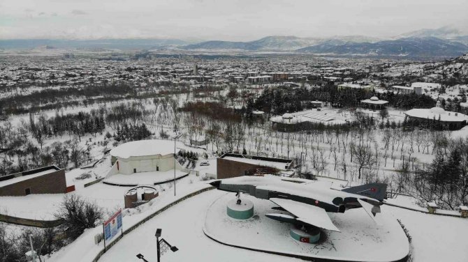 Beyaza bürünen Isparta havadan görüntülendi