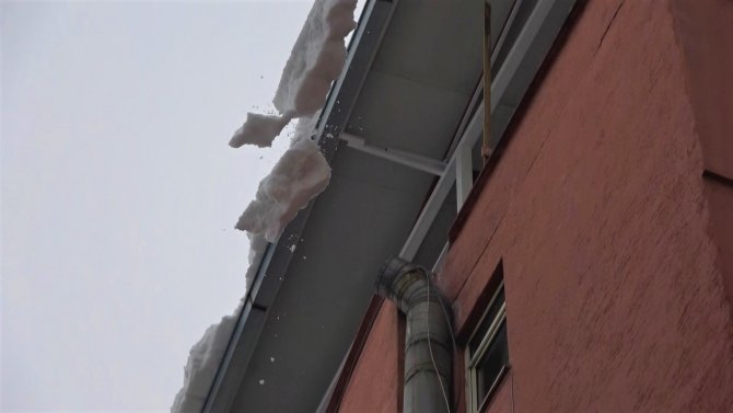 Çatıdan düşen kar kütleleri yan taraftaki çatıyı çökertti