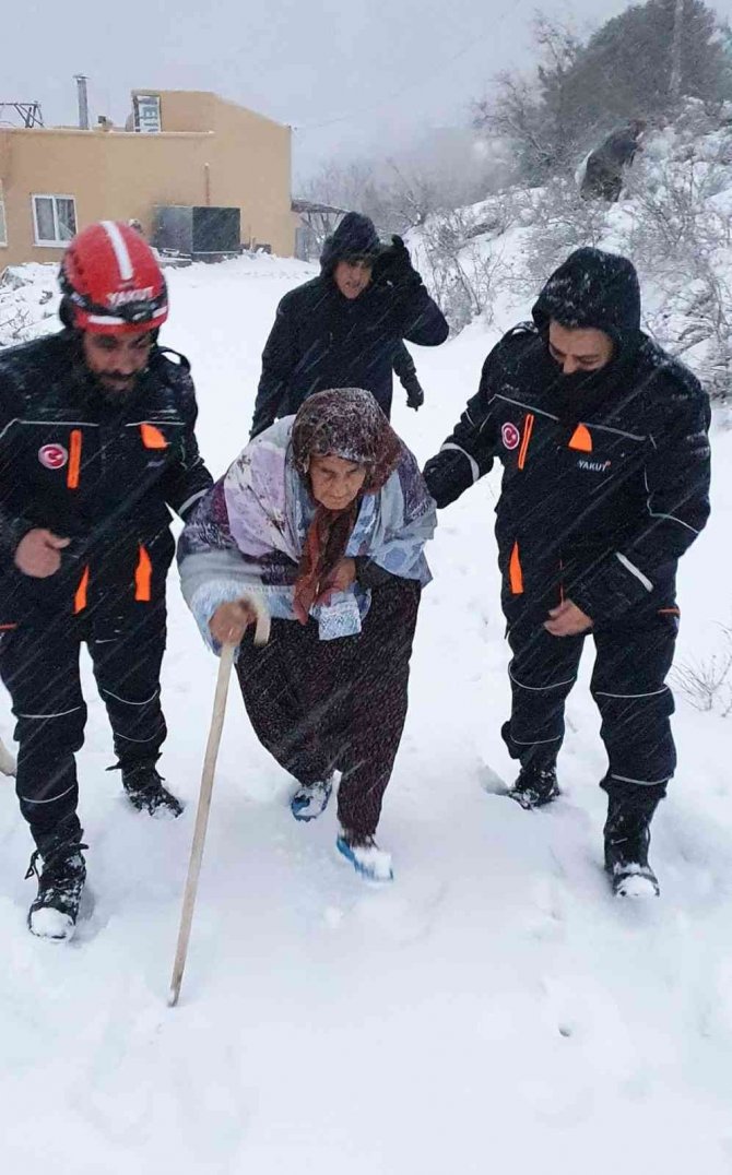 Evinde mahsur kalan yaşlı kadın kurtarıldı