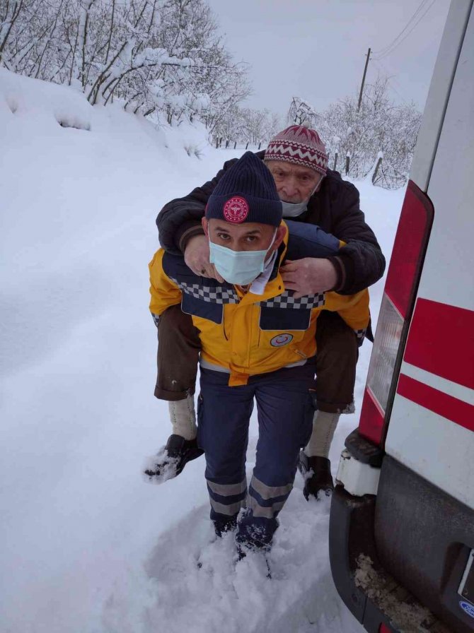 Fedakar sağlık görevlisi 79 yaşındaki hastayı sırtında taşıdı