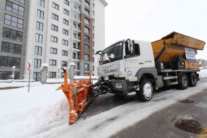 Gebze’de kar mesaisi devam ediyor