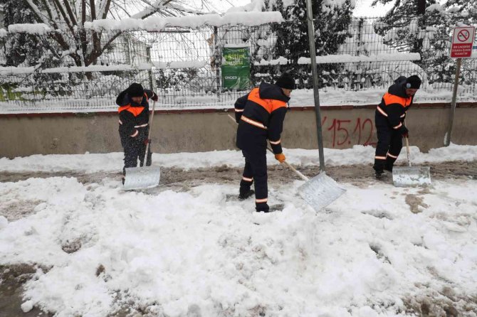 Gebze’de kar mesaisi devam ediyor