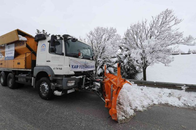 Gebze’de kar mesaisi devam ediyor