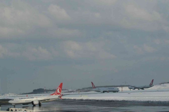 İstanbul Havalimanında uçuşlar artarak devam ediyor