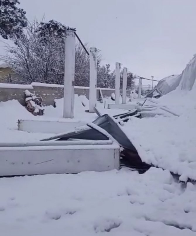 Kahramanmaraş’ta kar nedeniyle kapalı pazarın çatısı çöktü