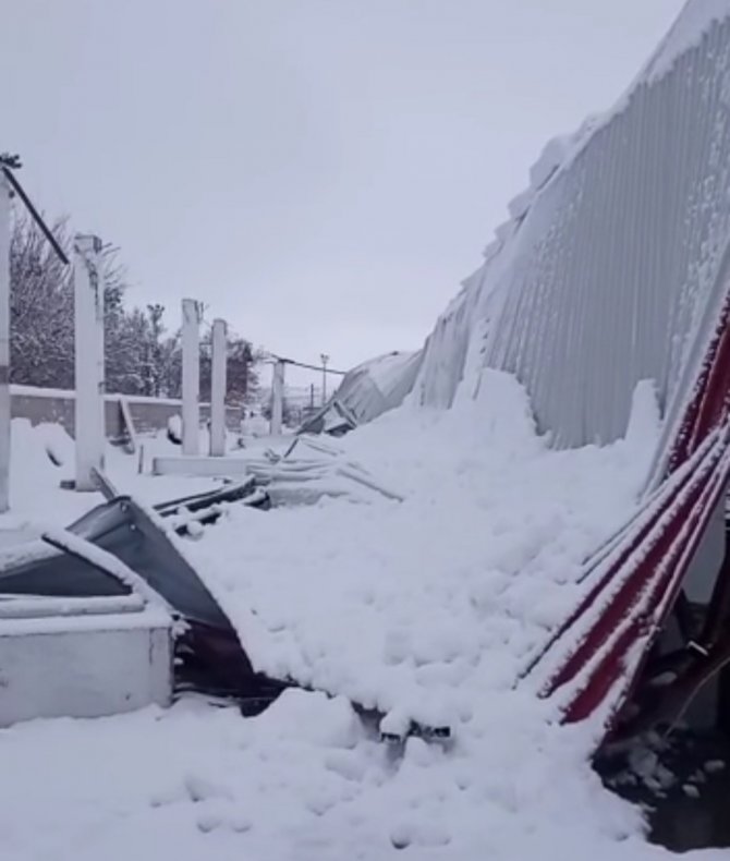 Kahramanmaraş’ta kar nedeniyle kapalı pazarın çatısı çöktü