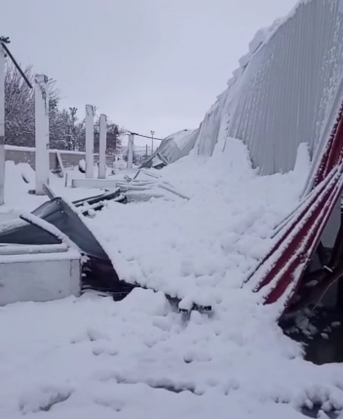 Kahramanmaraş’ta kar nedeniyle kapalı pazarın çatısı çöktü