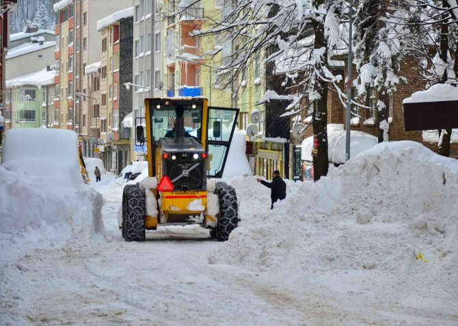 Kar kalınlığı 2 metreye ulaştı