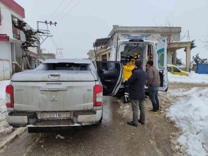 Karda kayarak ayağını kıran yaşlı kadının imdadına orman işletme yetişti