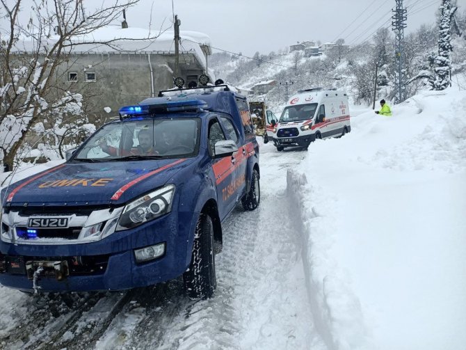 Karda mahsur kalan kadının imdadına UMKE ekipleri yetişti