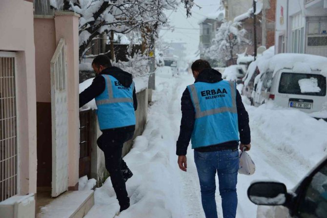 Karlı havada sıcak yemek evlerine kadar ulaştırılıyor